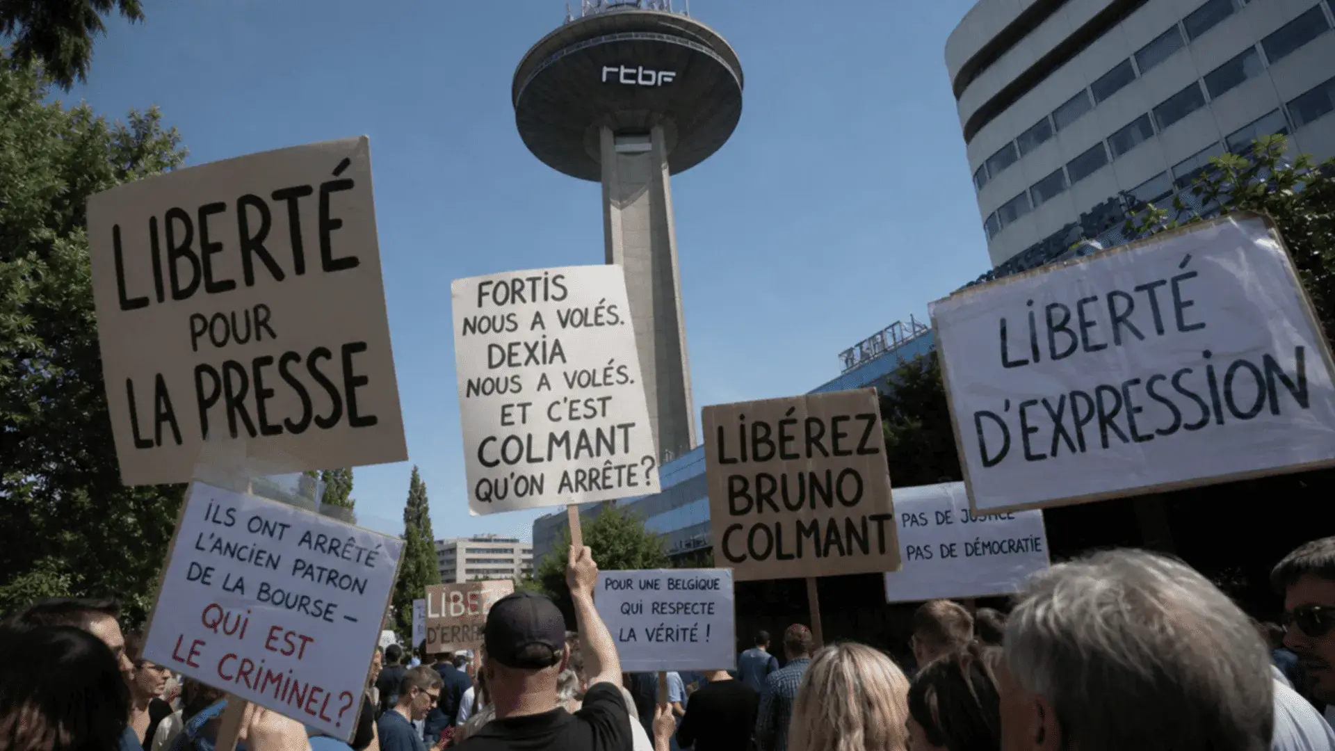 Rassemblement devant le bâtiment de la RTBF à Schaerbeek